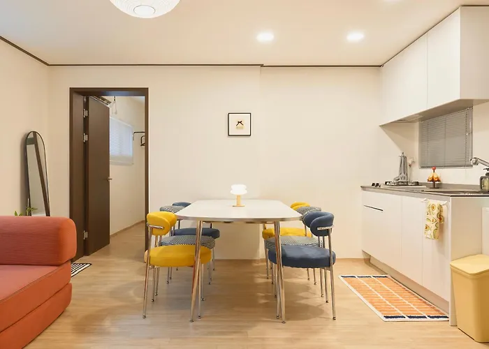 Apartment Itaewon, Spacious #3mintoitaewonstn #familytrip #friendstrip #grouptrip #sleeps10 #myeongdong20min #namsan20min #bestlocation #hotelstylebedding #stay762 #longstaypickupservice Seoul