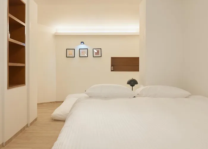 Itaewon, Spacious #3mintoitaewonstn #familytrip #friendstrip #grouptrip #sleeps10 #myeongdong20min #namsan20min #bestlocation #hotelstylebedding #stay762 #longstaypickupservice Seoul