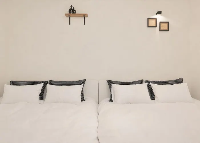 Itaewon, Spacious #3mintoitaewonstn #familytrip #friendstrip #grouptrip #sleeps10 #myeongdong20min #namsan20min #bestlocation #hotelstylebedding #stay762 #longstaypickupservice * Seoul
