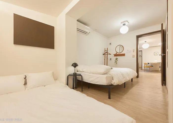 Itaewon, Spacious #3mintoitaewonstn #familytrip #friendstrip #grouptrip #sleeps10 #myeongdong20min #namsan20min #bestlocation #hotelstylebedding #stay762 #longstaypickupservice