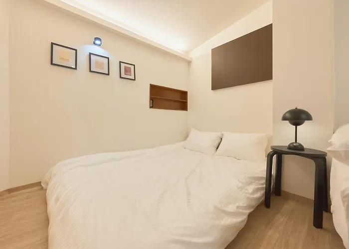 Itaewon, Spacious #3mintoitaewonstn #familytrip #friendstrip #grouptrip #sleeps10 #myeongdong20min #namsan20min #bestlocation #hotelstylebedding #stay762 #longstaypickupservice Apartment *