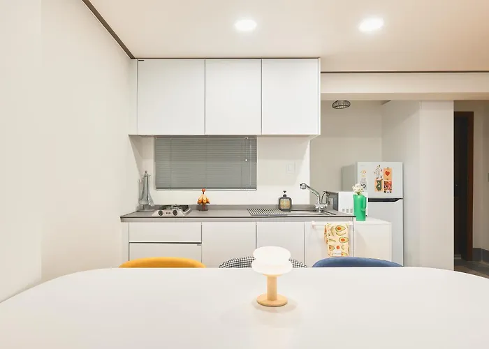 Itaewon, Spacious #3mintoitaewonstn #familytrip #friendstrip #grouptrip #sleeps10 #myeongdong20min #namsan20min #bestlocation #hotelstylebedding #stay762 #longstaypickupservice Seoul