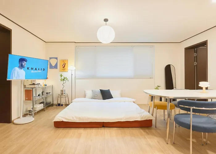 Itaewon, Spacious #3mintoitaewonstn #familytrip #friendstrip #grouptrip #sleeps10 #myeongdong20min #namsan20min #bestlocation #hotelstylebedding #stay762 #longstaypickupservice * Seoul