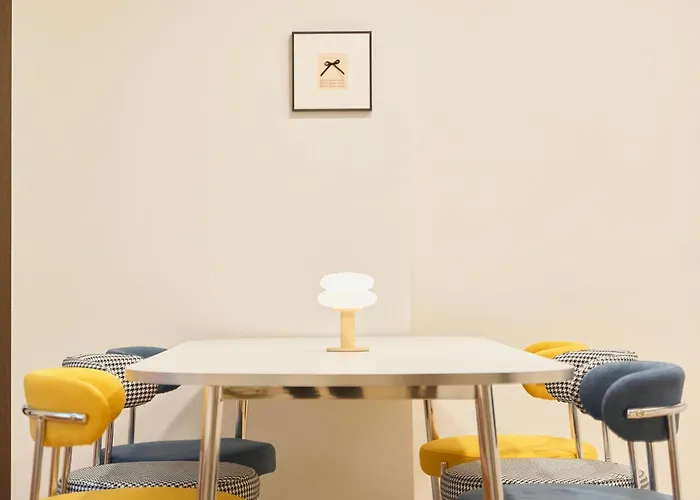 Apartment Itaewon, Spacious #3mintoitaewonstn #familytrip #friendstrip #grouptrip #sleeps10 #myeongdong20min #namsan20min #bestlocation #hotelstylebedding #stay762 #longstaypickupservice