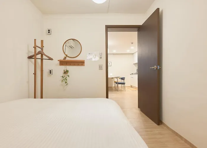 Itaewon, Spacious #3mintoitaewonstn #familytrip #friendstrip #grouptrip #sleeps10 #myeongdong20min #namsan20min #bestlocation #hotelstylebedding #stay762 #longstaypickupservice Apartment