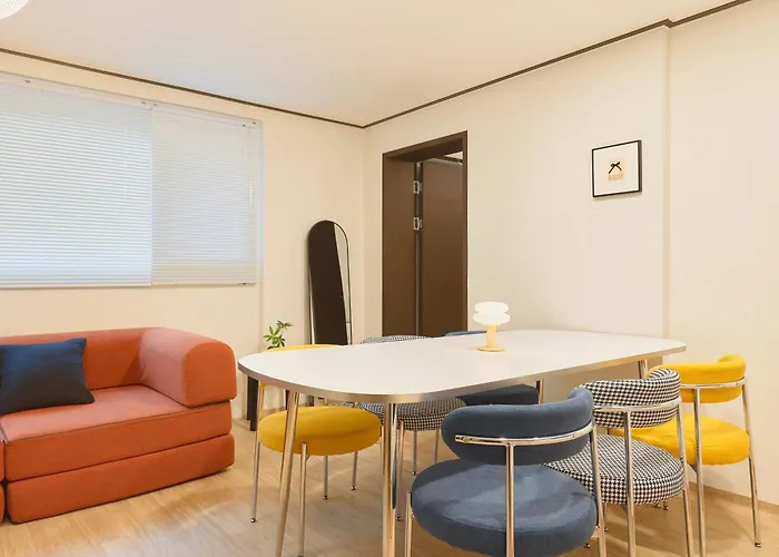 Itaewon, Spacious #3mintoitaewonstn #familytrip #friendstrip #grouptrip #sleeps10 #myeongdong20min #namsan20min #bestlocation #hotelstylebedding #stay762 #longstaypickupservice * Seoul