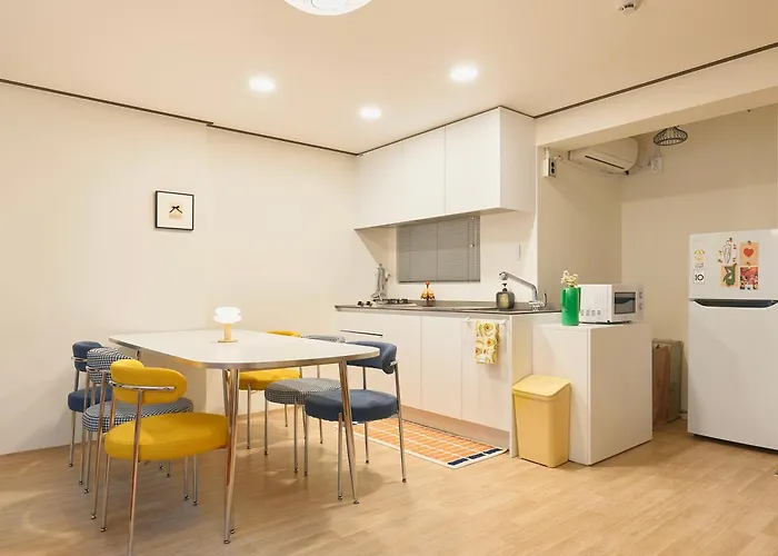 Itaewon, Spacious #3mintoitaewonstn #familytrip #friendstrip #grouptrip #sleeps10 #myeongdong20min #namsan20min #bestlocation #hotelstylebedding #stay762 #longstaypickupservice Apartment
