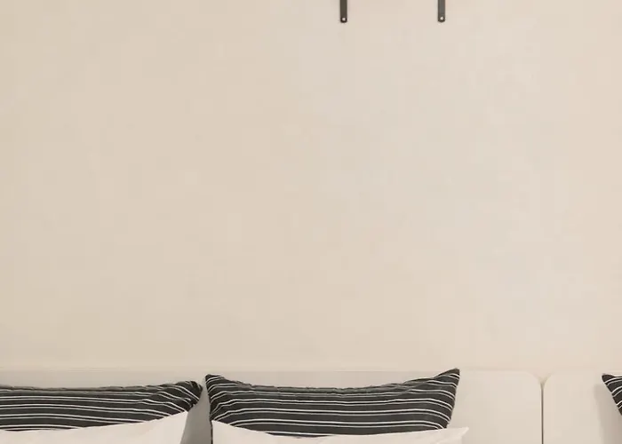 Apartment Itaewon, Spacious #3mintoitaewonstn #familytrip #friendstrip #grouptrip #sleeps10 #myeongdong20min #namsan20min #bestlocation #hotelstylebedding #stay762 #longstaypickupservice Seoul
