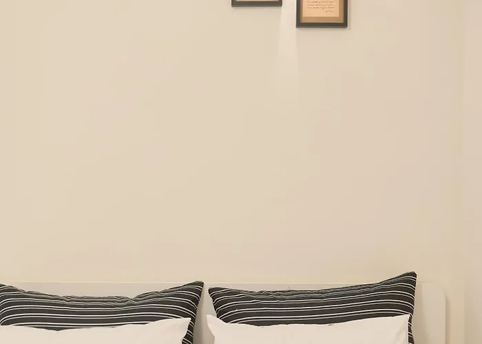 Itaewon, Spacious #3mintoitaewonstn #familytrip #friendstrip #grouptrip #sleeps10 #myeongdong20min #namsan20min #bestlocation #hotelstylebedding #stay762 #longstaypickupservice Apartment Seoul