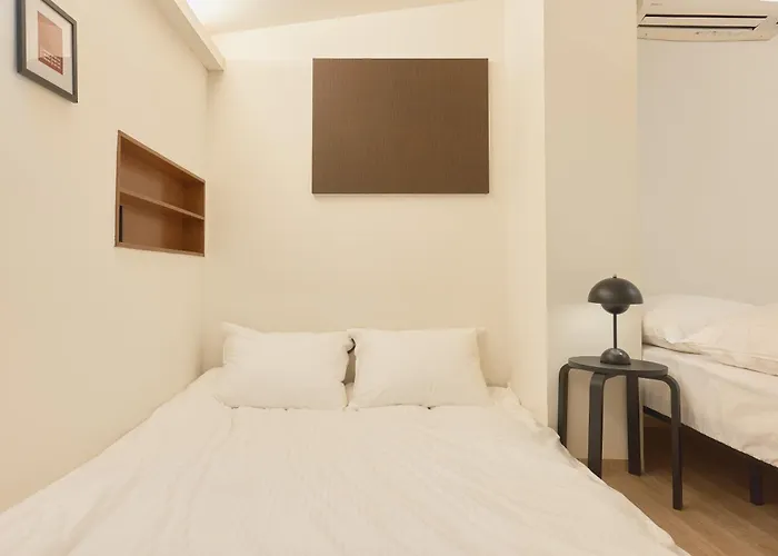 Apartment Itaewon, Spacious #3mintoitaewonstn #familytrip #friendstrip #grouptrip #sleeps10 #myeongdong20min #namsan20min #bestlocation #hotelstylebedding #stay762 #longstaypickupservice *