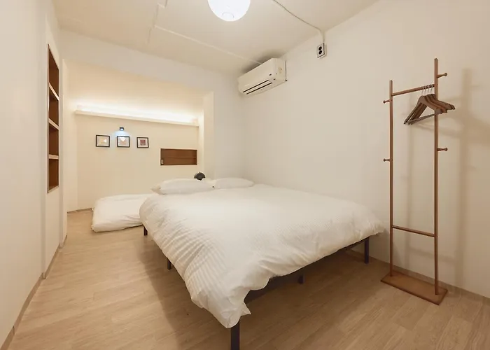 Itaewon, Spacious #3mintoitaewonstn #familytrip #friendstrip #grouptrip #sleeps10 #myeongdong20min #namsan20min #bestlocation #hotelstylebedding #stay762 #longstaypickupservice Apartment