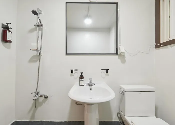 Itaewon, Spacious #3mintoitaewonstn #familytrip #friendstrip #grouptrip #sleeps10 #myeongdong20min #namsan20min #bestlocation #hotelstylebedding #stay762 #longstaypickupservice Apartment