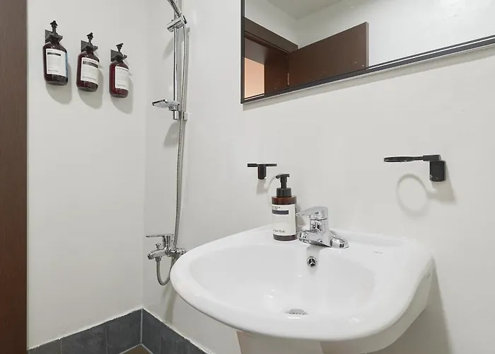Itaewon, Spacious #3mintoitaewonstn #familytrip #friendstrip #grouptrip #sleeps10 #myeongdong20min #namsan20min #bestlocation #hotelstylebedding #stay762 #longstaypickupservice * Seoul