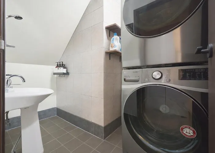 Itaewon, Spacious #3mintoitaewonstn #familytrip #friendstrip #grouptrip #sleeps10 #myeongdong20min #namsan20min #bestlocation #hotelstylebedding #stay762 #longstaypickupservice Apartment