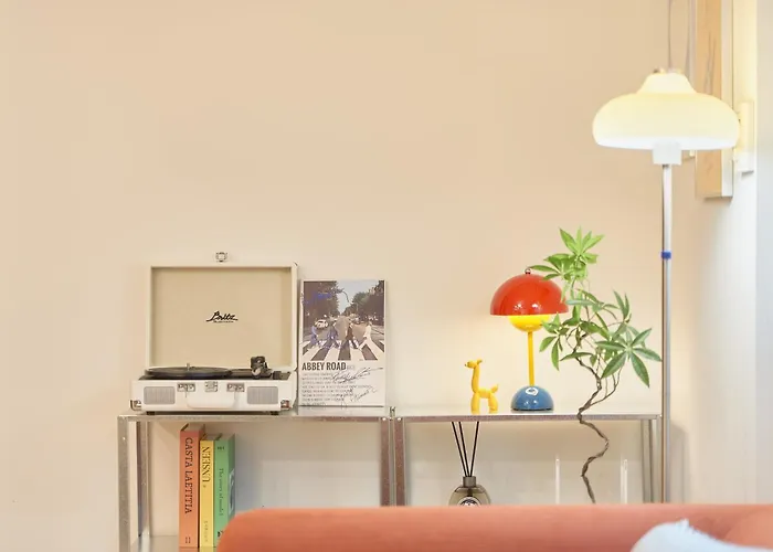 Apartment Itaewon, Spacious #3mintoitaewonstn #familytrip #friendstrip #grouptrip #sleeps10 #myeongdong20min #namsan20min #bestlocation #hotelstylebedding #stay762 #longstaypickupservice